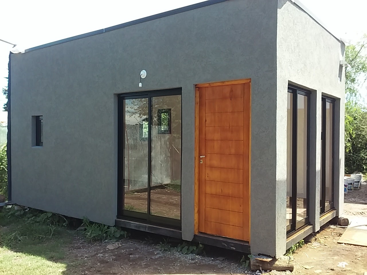 En el mÃ³dulo de cocina/comedor, las tres puertas ventana dan amplitud, luz y vista al interior. Puedes personalizar la cantidad, diseÃ±o y medidas de las aberturas a tu gusto y necesidad.